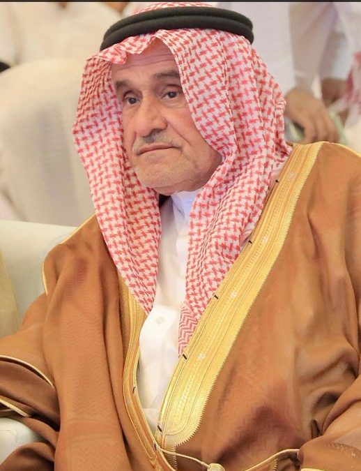 رئيس الجمعية الشيخ يوسف العريني يقدم مجموعة اهداءات